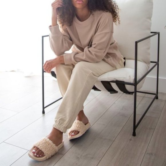 ⚡FINAL SALE!  Beige Faux Fur Slide Sandals - Picture 4 of 10